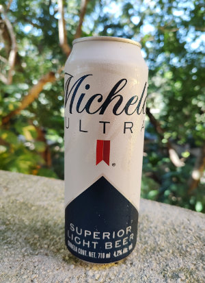 Michelob Ultra das kalorierenreduzierte super leichte Lagerbier und es ist auch leicht und schmackhaft.