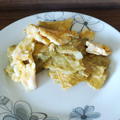 Die Enchiladas Verdes sind in Chilisauce eingetauchte Tortillas aus Mais mit Fleisch gefüllt. 