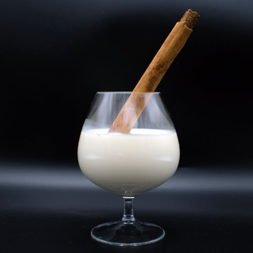 Horchata mit Zimtstange im Cocktailglas. Horchata gibt es in zahlreichen leckern und auch alkoholfreien Variationen.