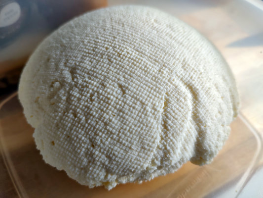 Queso fresco ist ein vielseitiger mexikanischer Käse. Der frische Käse wird mit erhitzter Milch gemacht. Der Käse hat einen milden Geschmack, ist weich und leicht zu trennen.
