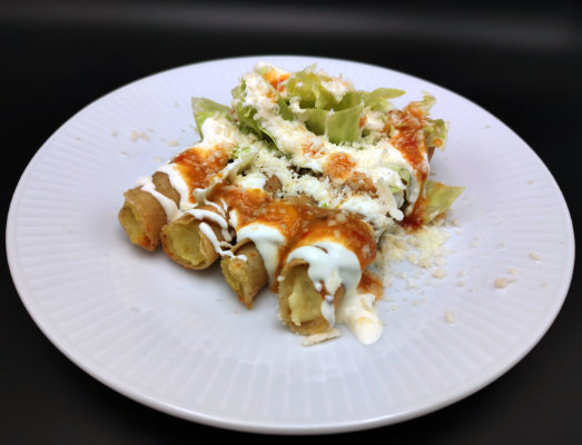 Der Taco Dorado ist ein typisches Gericht in Mexiko. Es wird gemacht mit Tortilla aus Mehl und die Füllung ist vielfältig, es kann aus Kartoffeln, Bonnen, Hähnchen, Hackfleisch, Schweinfleisch, Rindfleisch, Käse und Longaniza sein.